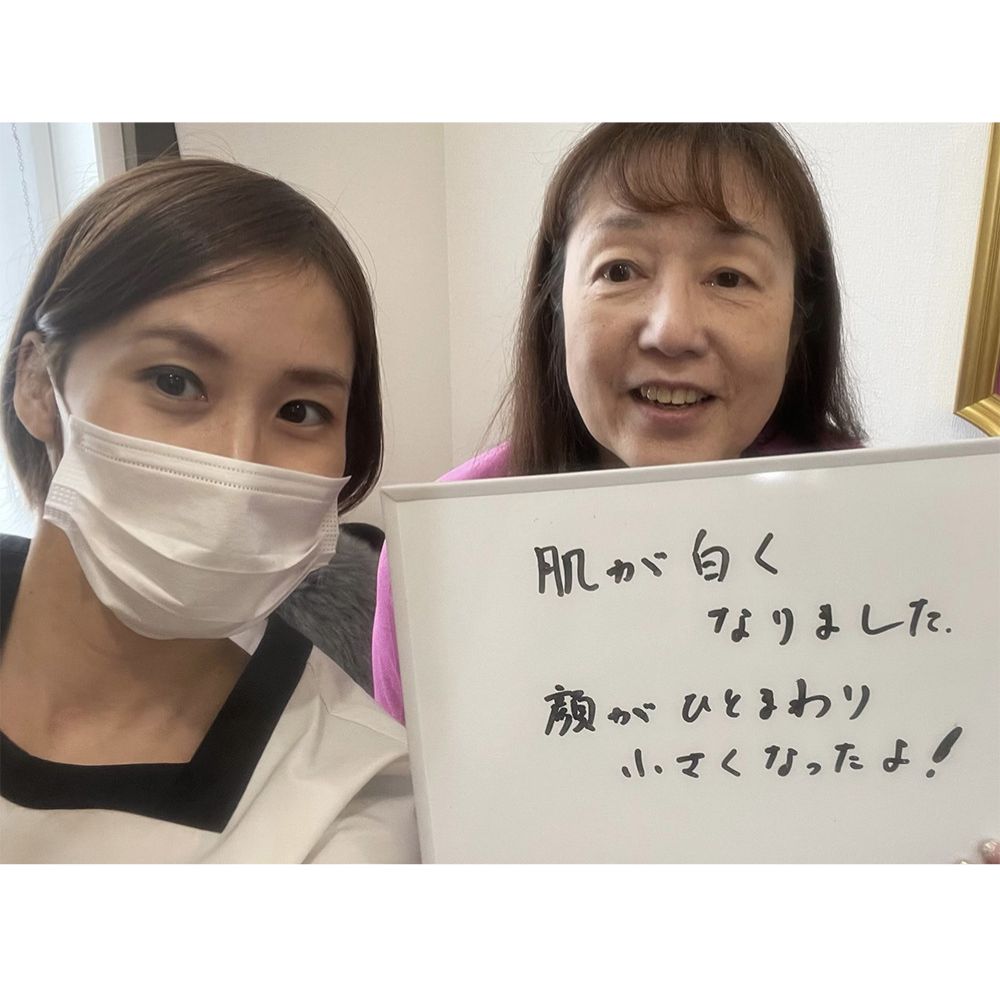 顔が上がって喜ぶ女性